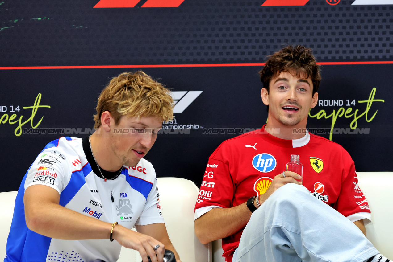 GP UNGHERIA, (L to R): Liam Lawson (NZL) Racing Bulls e Charles Leclerc (MON) Ferrari in the FIA Press Conference.

31.07.2025. Formula 1 World Championship, Rd 14, Hungarian Grand Prix, Budapest, Hungary, Preparation Day.

- www.xpbimages.com, EMail: requests@xpbimages.com © Copyright: Bearne / XPB Images