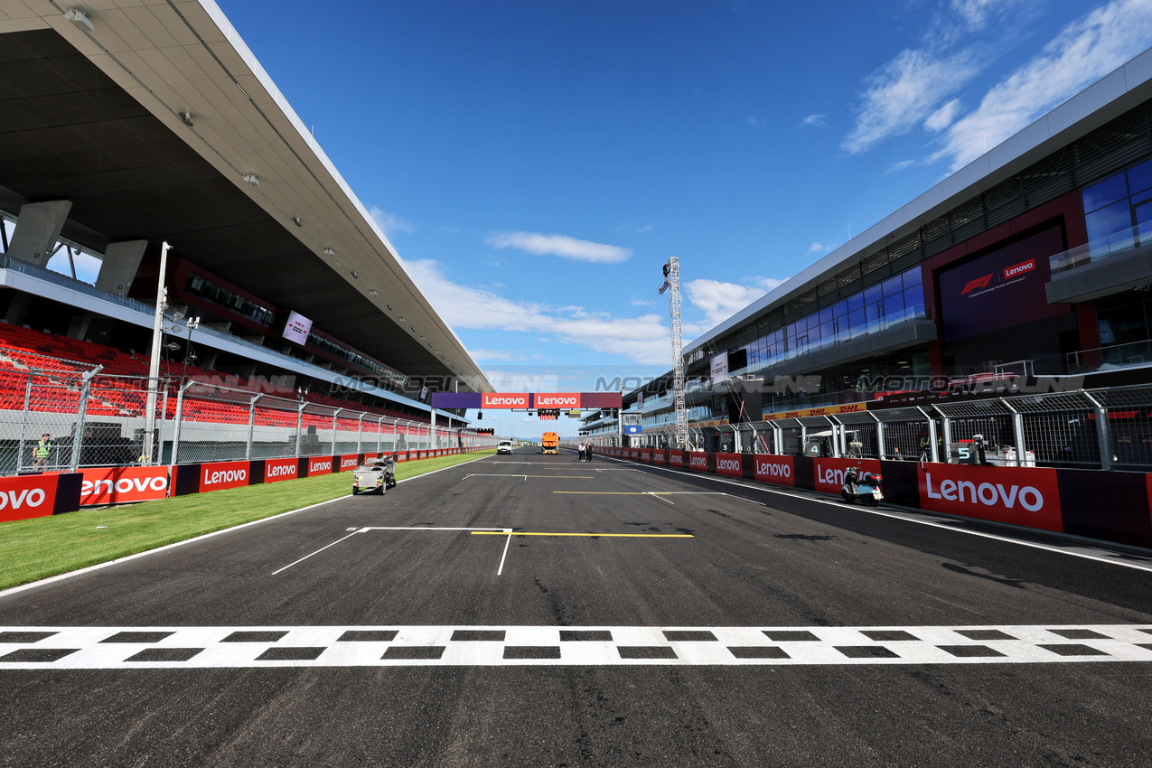 GP UNGHERIA, Circuit Atmosfera - new pit buildings e grandstand on the partenza / finish straight. 

31.07.2025. Formula 1 World Championship, Rd 14, Hungarian Grand Prix, Budapest, Hungary, Preparation Day.

- www.xpbimages.com, EMail: requests@xpbimages.com © Copyright: Moy / XPB Images