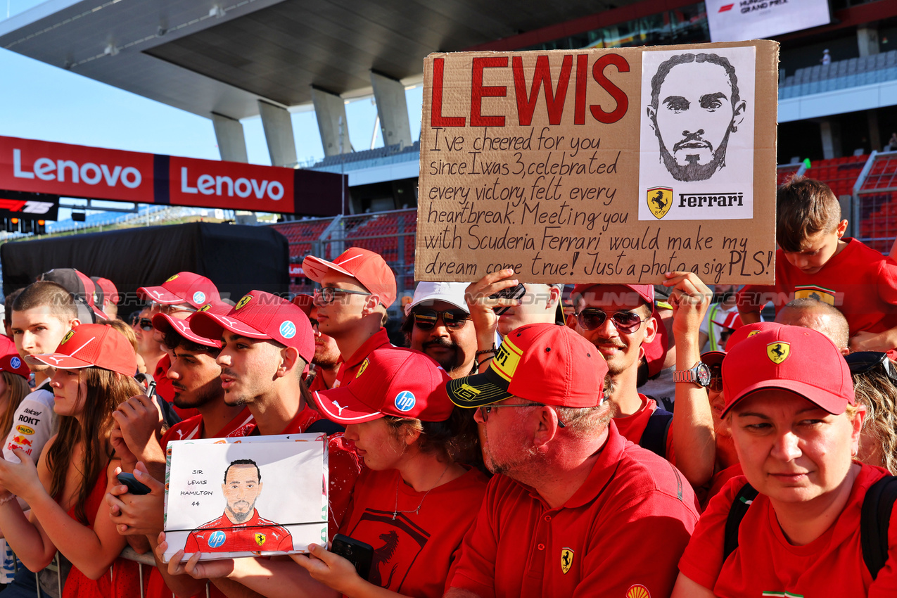 GP UNGHERIA, Circuit Atmosfera - Lewis Hamilton (GBR) Ferrari fans in the pits.

31.07.2025. Formula 1 World Championship, Rd 14, Hungarian Grand Prix, Budapest, Hungary, Preparation Day.

- www.xpbimages.com, EMail: requests@xpbimages.com © Copyright: Batchelor / XPB Images