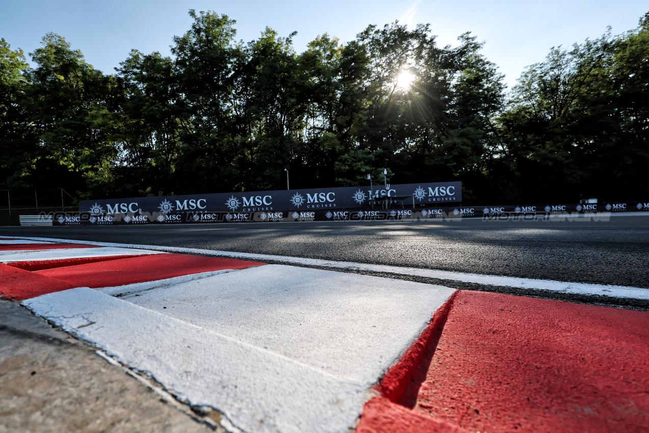 GP UNGHERIA, Circuit Atmosfera - kerb detail.

31.07.2025. Formula 1 World Championship, Rd 14, Hungarian Grand Prix, Budapest, Hungary, Preparation Day.

- www.xpbimages.com, EMail: requests@xpbimages.com © Copyright: Moy / XPB Images