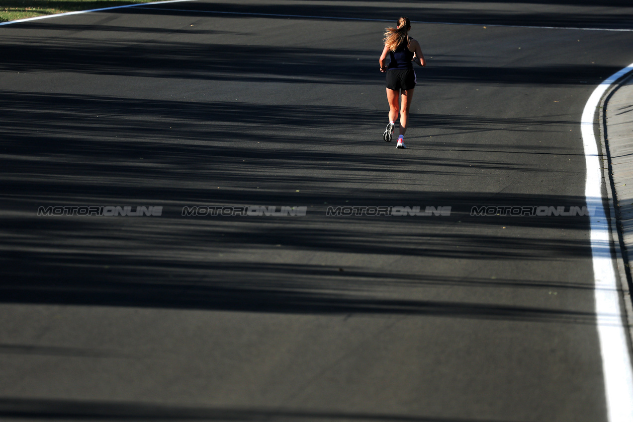 GP UNGHERIA, Circuit Atmosfera - a runner runs the circuit.

31.07.2025. Formula 1 World Championship, Rd 14, Hungarian Grand Prix, Budapest, Hungary, Preparation Day.

- www.xpbimages.com, EMail: requests@xpbimages.com © Copyright: Moy / XPB Images