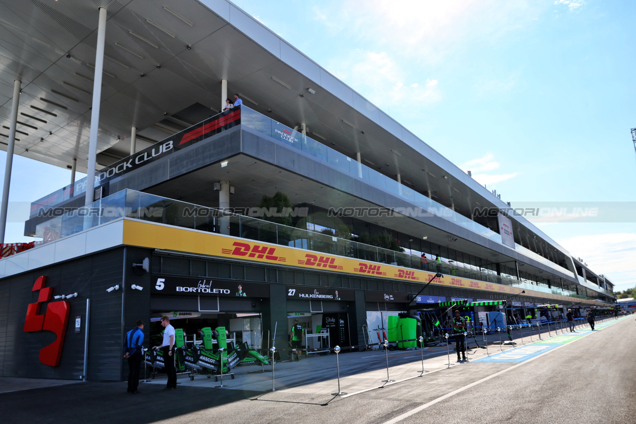 GP UNGHERIA, Circuit Atmosfera - new pit buildings.

31.07.2025. Formula 1 World Championship, Rd 14, Hungarian Grand Prix, Budapest, Hungary, Preparation Day.

- www.xpbimages.com, EMail: requests@xpbimages.com © Copyright: Batchelor / XPB Images