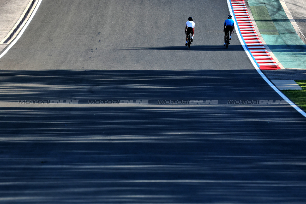 GP UNGHERIA, Yuki Tsunoda (JPN) Red Bull Racing (Left) rides the circuit.

31.07.2025. Formula 1 World Championship, Rd 14, Hungarian Grand Prix, Budapest, Hungary, Preparation Day.

- www.xpbimages.com, EMail: requests@xpbimages.com © Copyright: Moy / XPB Images