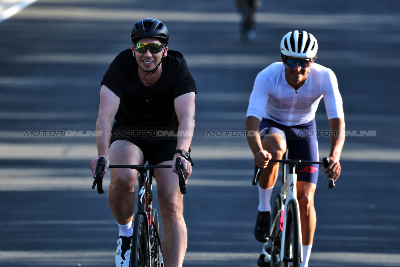 GP UNGHERIA, (L to R): James Vowles (GBR) Atlassian Williams Racing Team Principal rides the circuit with Carlos Sainz (ESP) Atlassian Williams Racing.

31.07.2025. Formula 1 World Championship, Rd 14, Hungarian Grand Prix, Budapest, Hungary, Preparation Day.

- www.xpbimages.com, EMail: requests@xpbimages.com © Copyright: Moy / XPB Images
