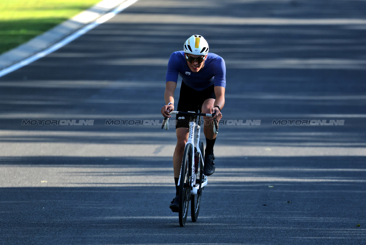 GP UNGHERIA, Oliver Bearman (GBR) Haas F1 Team rides the circuit.

31.07.2025. Formula 1 World Championship, Rd 14, Hungarian Grand Prix, Budapest, Hungary, Preparation Day.

- www.xpbimages.com, EMail: requests@xpbimages.com © Copyright: Moy / XPB Images