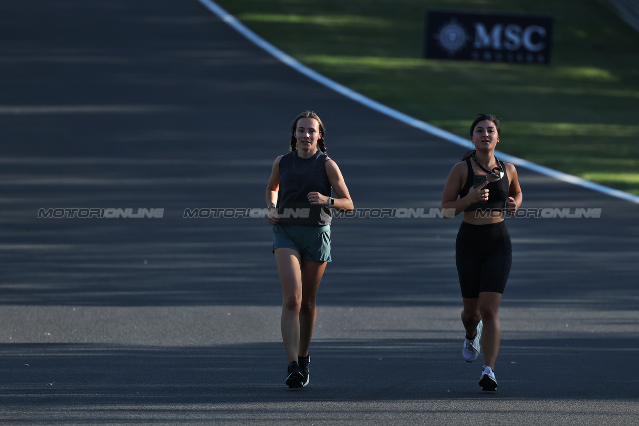 GP UNGHERIA, Circuit Atmosfera - two women run the circuit.

31.07.2025. Formula 1 World Championship, Rd 14, Hungarian Grand Prix, Budapest, Hungary, Preparation Day.

- www.xpbimages.com, EMail: requests@xpbimages.com © Copyright: Moy / XPB Images