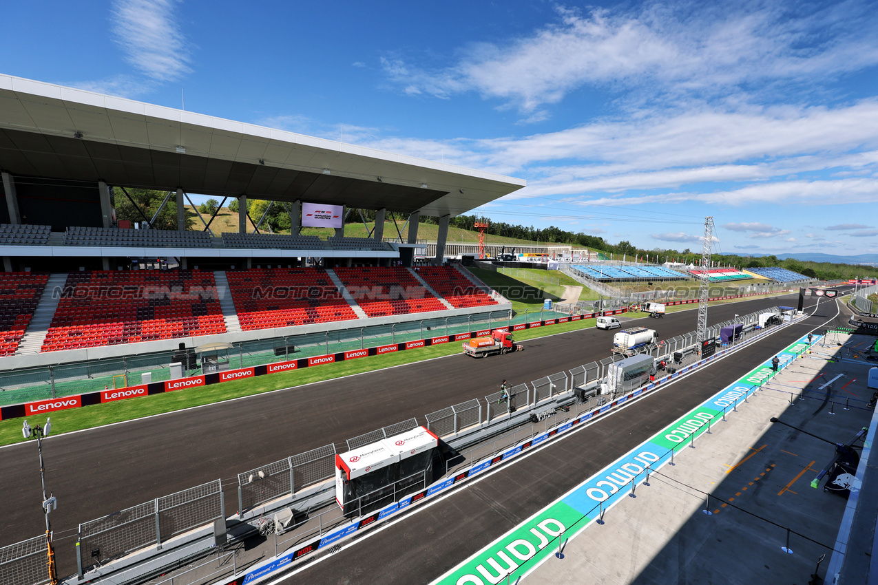 GP UNGHERIA, Circuit Atmosfera - new grandstand on the partenza / finish straight.

31.07.2025. Formula 1 World Championship, Rd 14, Hungarian Grand Prix, Budapest, Hungary, Preparation Day.

- www.xpbimages.com, EMail: requests@xpbimages.com © Copyright: Moy / XPB Images