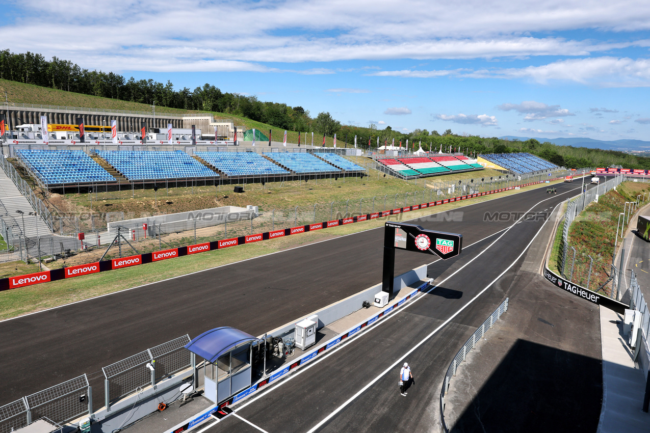 GP UNGHERIA, Circuit Atmosfera - pit lane exit.

31.07.2025. Formula 1 World Championship, Rd 14, Hungarian Grand Prix, Budapest, Hungary, Preparation Day.

- www.xpbimages.com, EMail: requests@xpbimages.com © Copyright: Moy / XPB Images