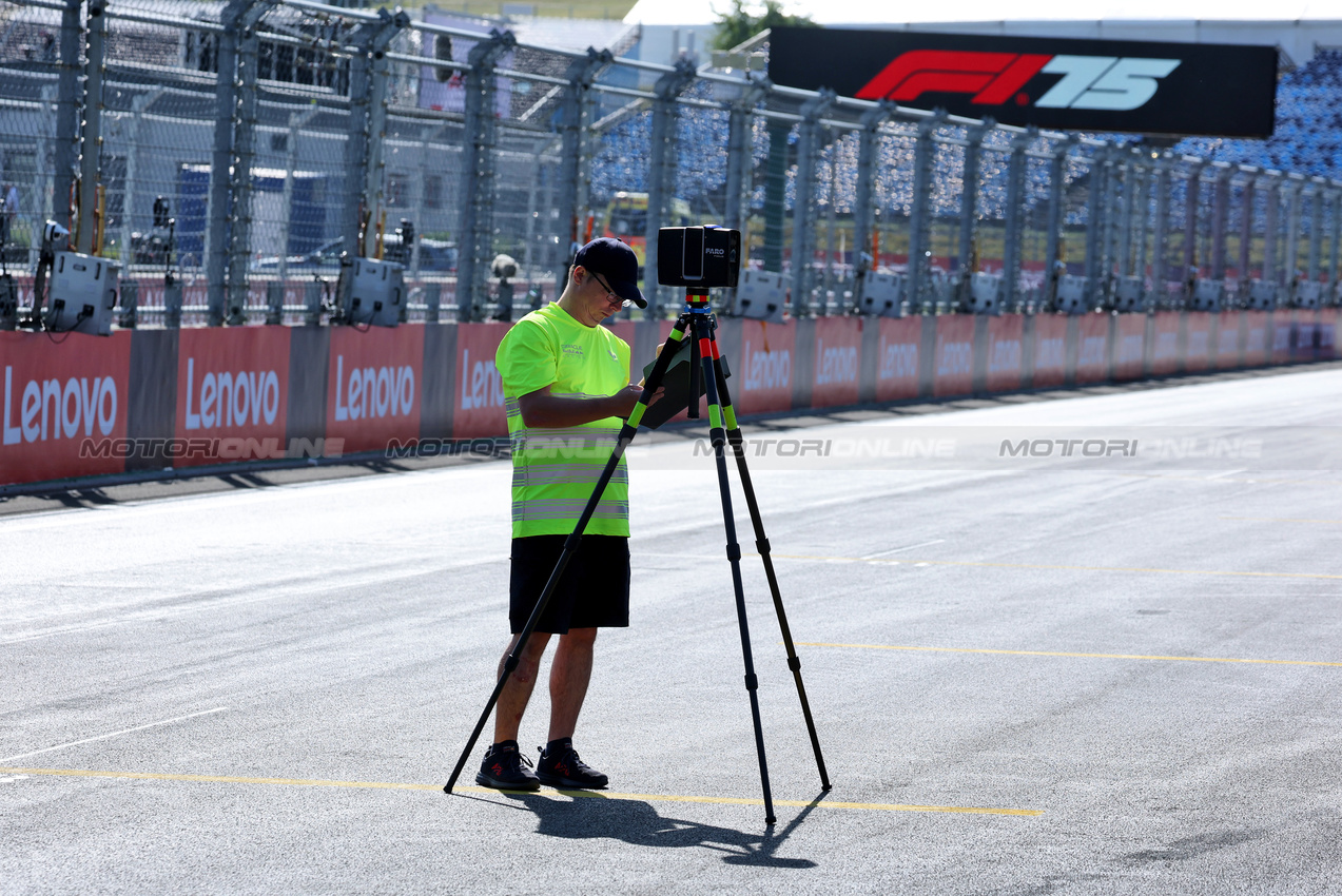 GP UNGHERIA, Circuit Atmosfera - Red Bull Racing measuring the pit straight.

31.07.2025. Formula 1 World Championship, Rd 14, Hungarian Grand Prix, Budapest, Hungary, Preparation Day.

- www.xpbimages.com, EMail: requests@xpbimages.com © Copyright: Moy / XPB Images