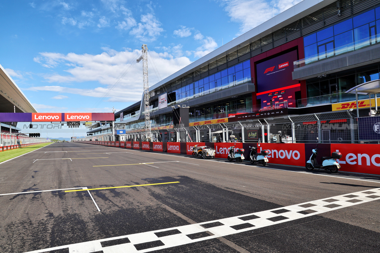 GP UNGHERIA, Circuit Atmosfera - new  pit buildings e grandstand on the partenza / finish straight.

31.07.2025. Formula 1 World Championship, Rd 14, Hungarian Grand Prix, Budapest, Hungary, Preparation Day.

- www.xpbimages.com, EMail: requests@xpbimages.com © Copyright: Batchelor / XPB Images