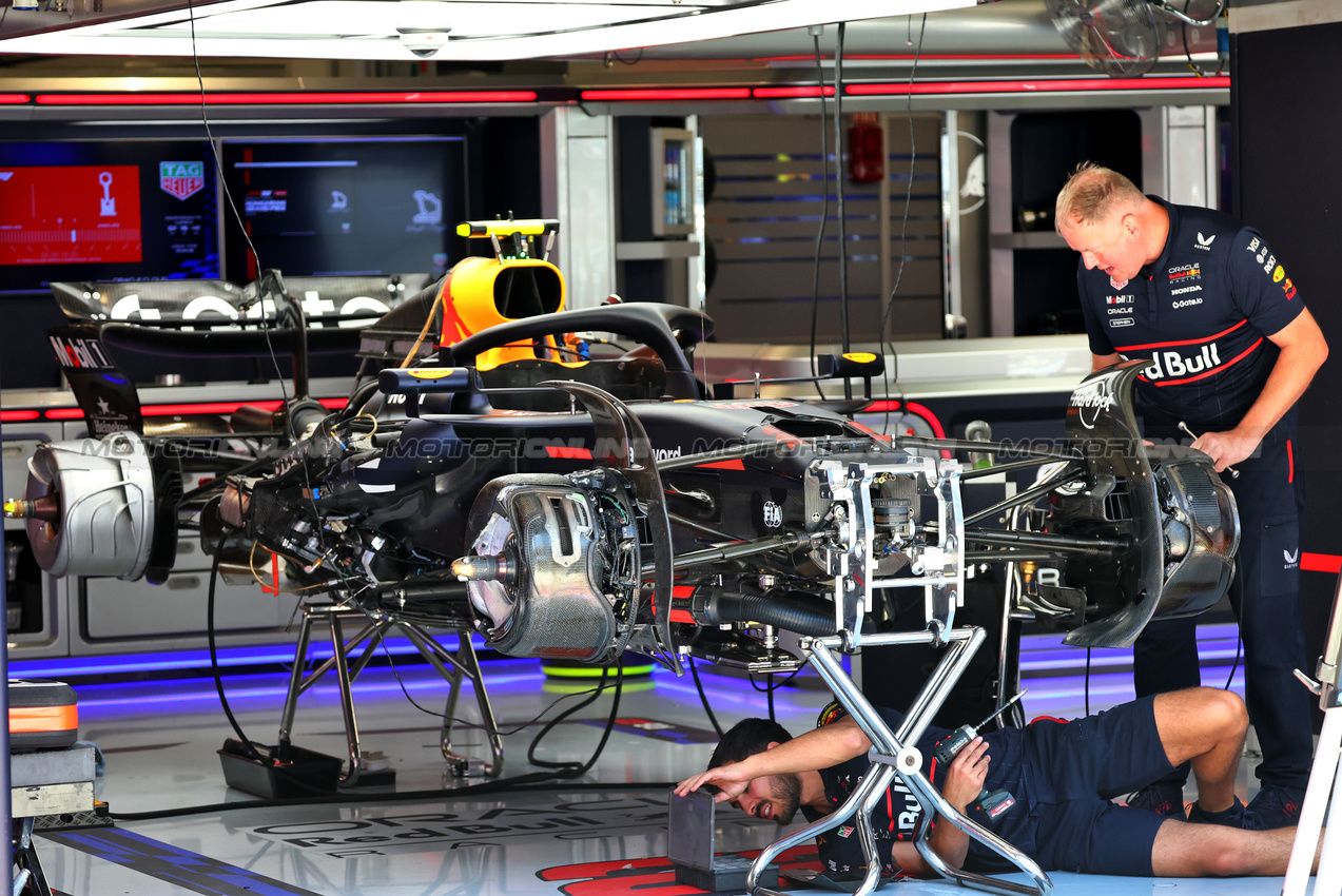 GP UNGHERIA, Red Bull Racing RB21 being prepared in the pit garage.

31.07.2025. Formula 1 World Championship, Rd 14, Hungarian Grand Prix, Budapest, Hungary, Preparation Day.

- www.xpbimages.com, EMail: requests@xpbimages.com © Copyright: Batchelor / XPB Images