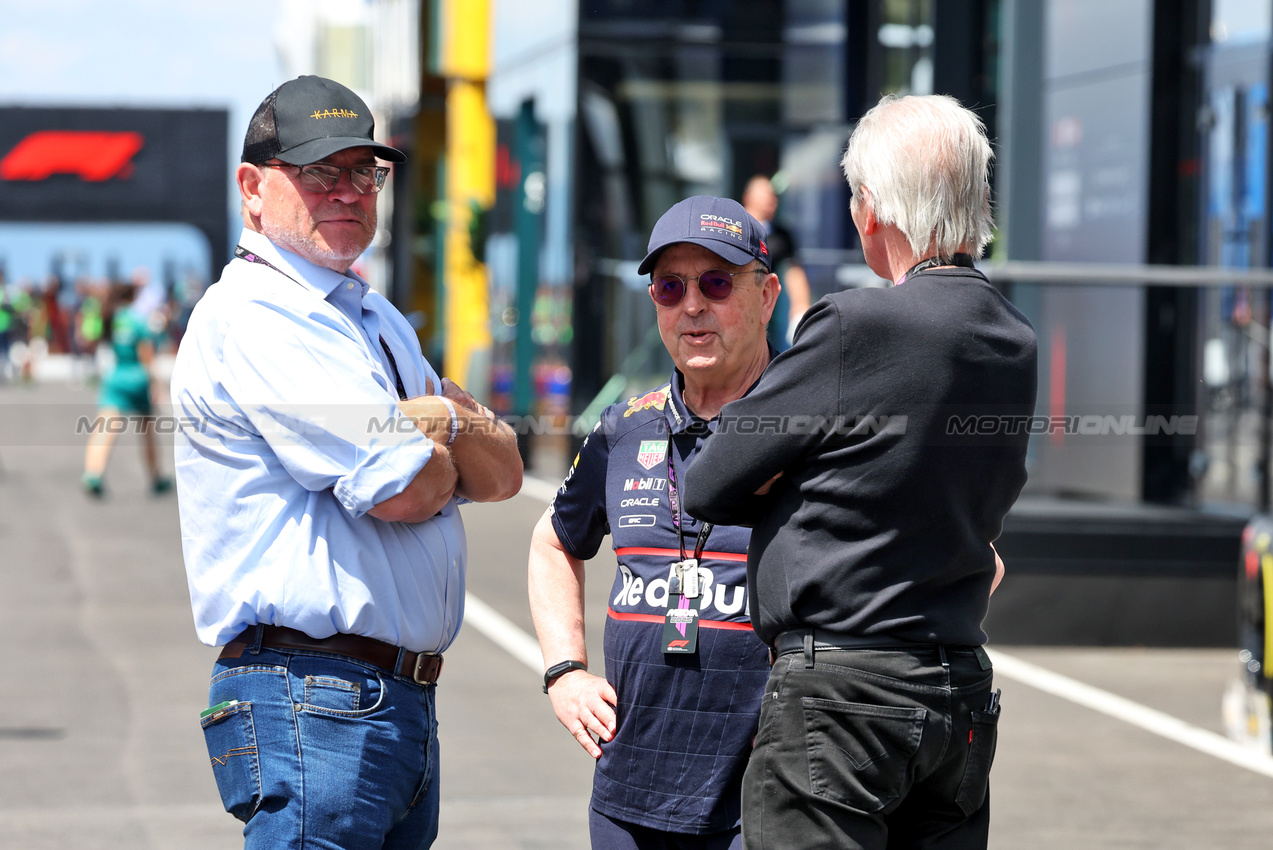 GP UNGHERIA, (L to R): Joe Saward (GBR) Journalist with Eric Silbermann (GBR) Red Bull Racing e David Tremayne (GBR) Journalist.

31.07.2025. Formula 1 World Championship, Rd 14, Hungarian Grand Prix, Budapest, Hungary, Preparation Day.

- www.xpbimages.com, EMail: requests@xpbimages.com © Copyright: Bearne / XPB Images