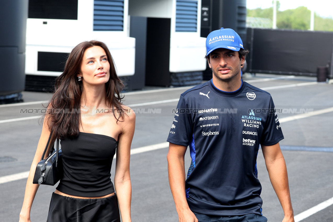 GP UNGHERIA, (L to R): Rebecca Donaldson (GBR) with her boyfriend Carlos Sainz (ESP) Atlassian Williams Racing.

02.08.2025. Formula 1 World Championship, Rd 14, Hungarian Grand Prix, Budapest, Hungary, Qualifiche Day.

- www.xpbimages.com, EMail: requests@xpbimages.com © Copyright: Bearne / XPB Images
