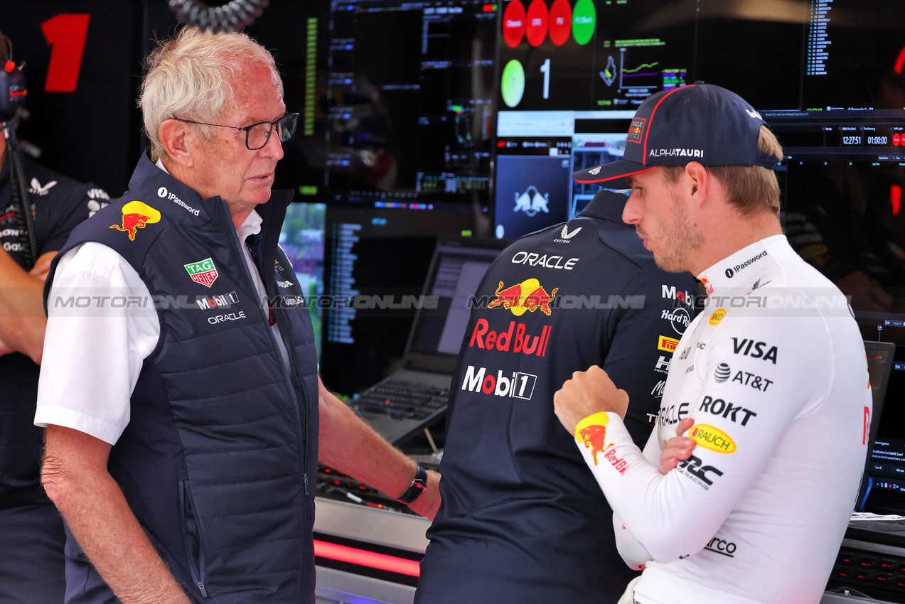 GP UNGHERIA, (L to R): Dr Helmut Marko (AUT) Red Bull Motorsport Consultant with Max Verstappen (NLD) Red Bull Racing.

02.08.2025. Formula 1 World Championship, Rd 14, Hungarian Grand Prix, Budapest, Hungary, Qualifiche Day.

- www.xpbimages.com, EMail: requests@xpbimages.com © Copyright: Moy / XPB Images