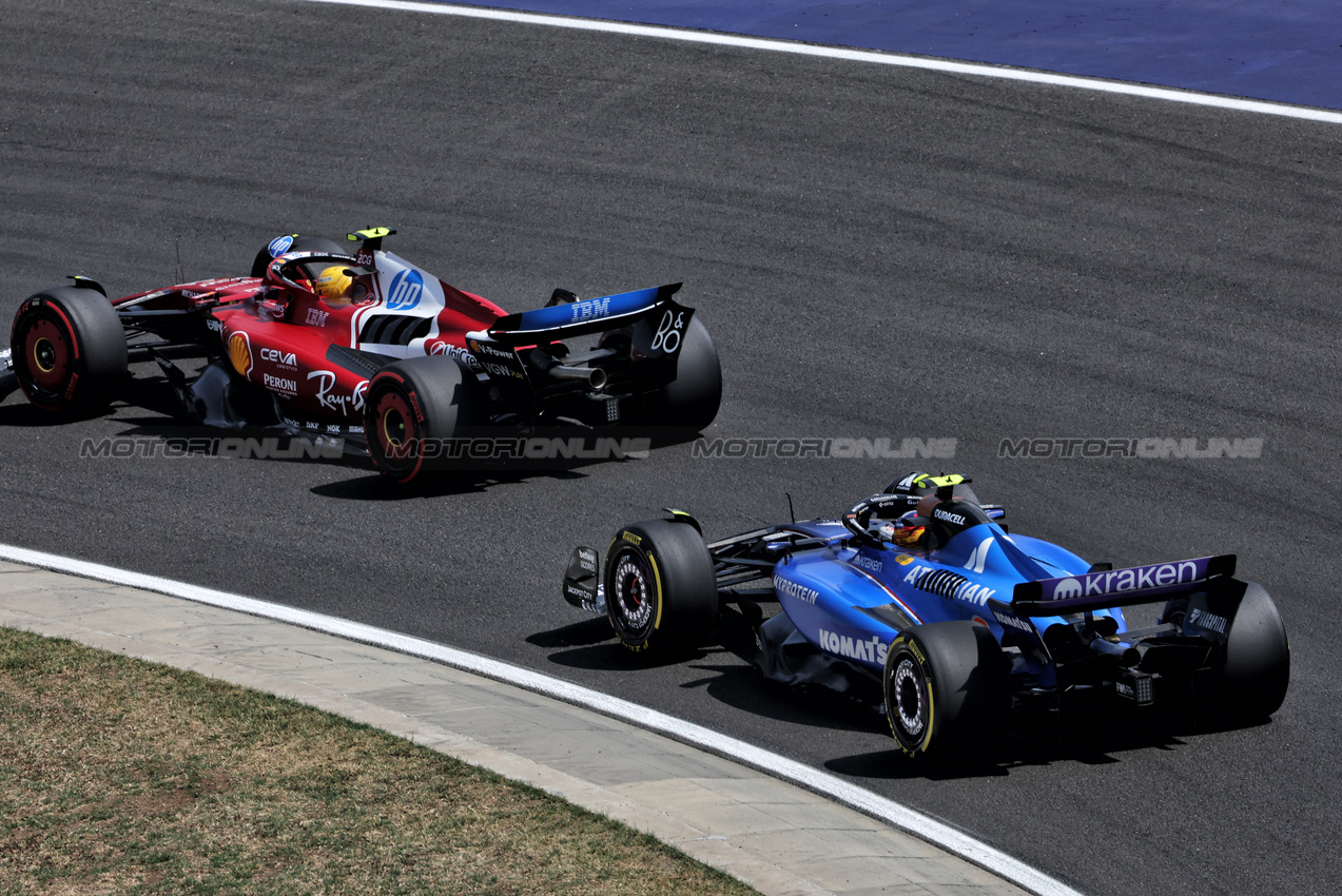 GP UNGHERIA, Lewis Hamilton (GBR) Ferrari SF-25 e Carlos Sainz (ESP) Atlassian Williams Racing FW47.

02.08.2025. Formula 1 World Championship, Rd 14, Hungarian Grand Prix, Budapest, Hungary, Qualifiche Day.

- www.xpbimages.com, EMail: requests@xpbimages.com © Copyright: Bearne / XPB Images
