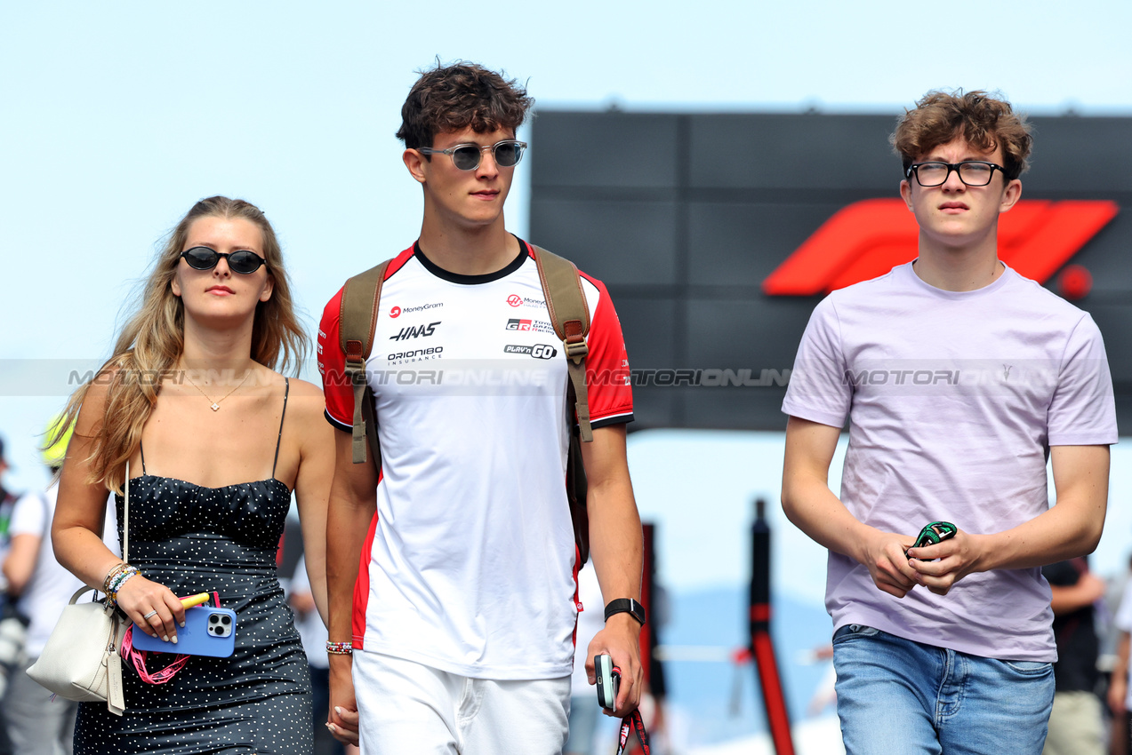 GP UNGHERIA, (L to R): Alicia Torriani; Oliver Bearman (GBR) Haas F1 Team; e Thomas Bearman (GBR).

02.08.2025. Formula 1 World Championship, Rd 14, Hungarian Grand Prix, Budapest, Hungary, Qualifiche Day.

- www.xpbimages.com, EMail: requests@xpbimages.com © Copyright: Bearne / XPB Images