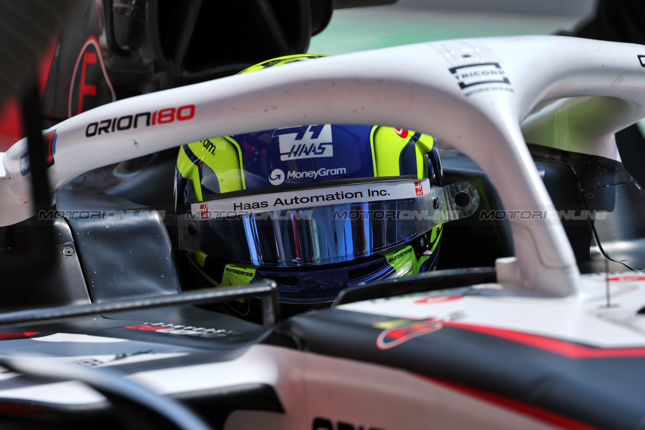 GP UNGHERIA, Oliver Bearman (GBR) Haas VF-25.

02.08.2025. Formula 1 World Championship, Rd 14, Hungarian Grand Prix, Budapest, Hungary, Qualifiche Day.

- www.xpbimages.com, EMail: requests@xpbimages.com © Copyright: Moy / XPB Images