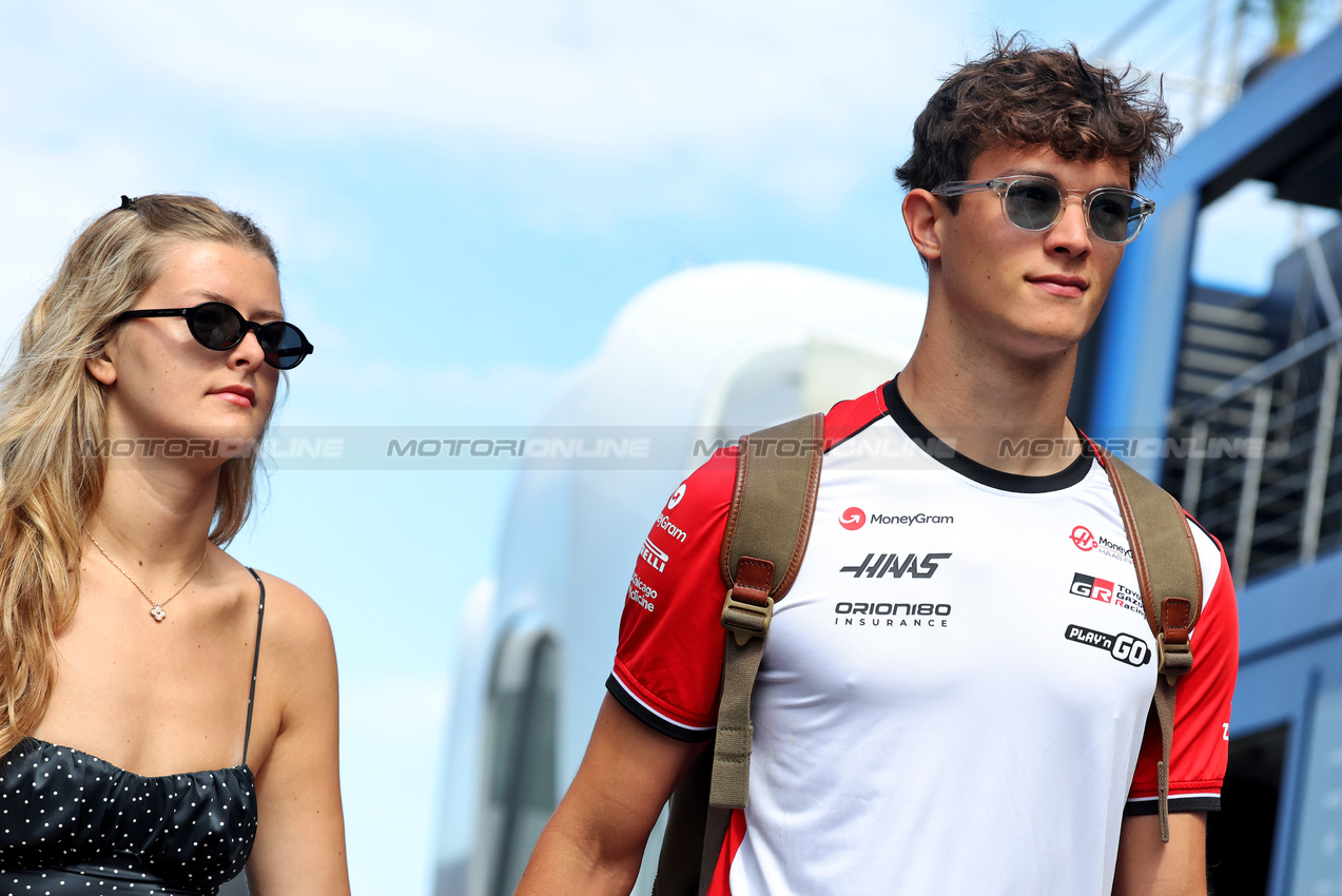 GP UNGHERIA, (L to R): Alicia Torriani with her boyfriend Oliver Bearman (GBR) Haas F1 Team.

02.08.2025. Formula 1 World Championship, Rd 14, Hungarian Grand Prix, Budapest, Hungary, Qualifiche Day.

- www.xpbimages.com, EMail: requests@xpbimages.com © Copyright: Bearne / XPB Images