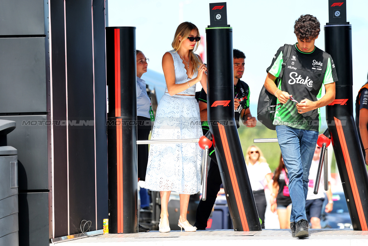 GP UNGHERIA, Gabriel Bortoleto (BRA) Sauber (Right) with Domenica Carla.

02.08.2025. Formula 1 World Championship, Rd 14, Hungarian Grand Prix, Budapest, Hungary, Qualifiche Day.

- www.xpbimages.com, EMail: requests@xpbimages.com © Copyright: Batchelor / XPB Images