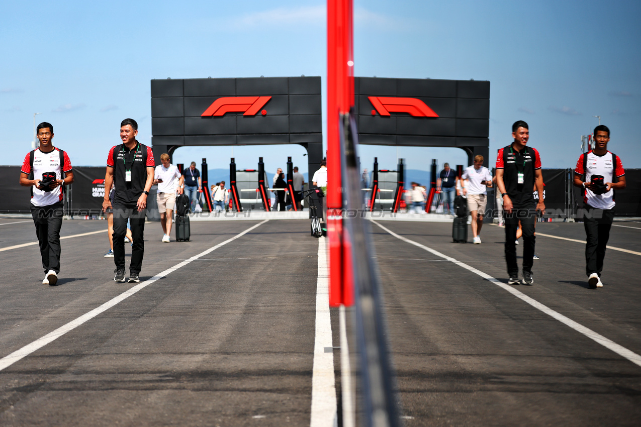 GP UNGHERIA, Ryo Hirakawa (JPN) Haas F1 Team Reserve Driver (Left).

02.08.2025. Formula 1 World Championship, Rd 14, Hungarian Grand Prix, Budapest, Hungary, Qualifiche Day.

- www.xpbimages.com, EMail: requests@xpbimages.com © Copyright: Batchelor / XPB Images