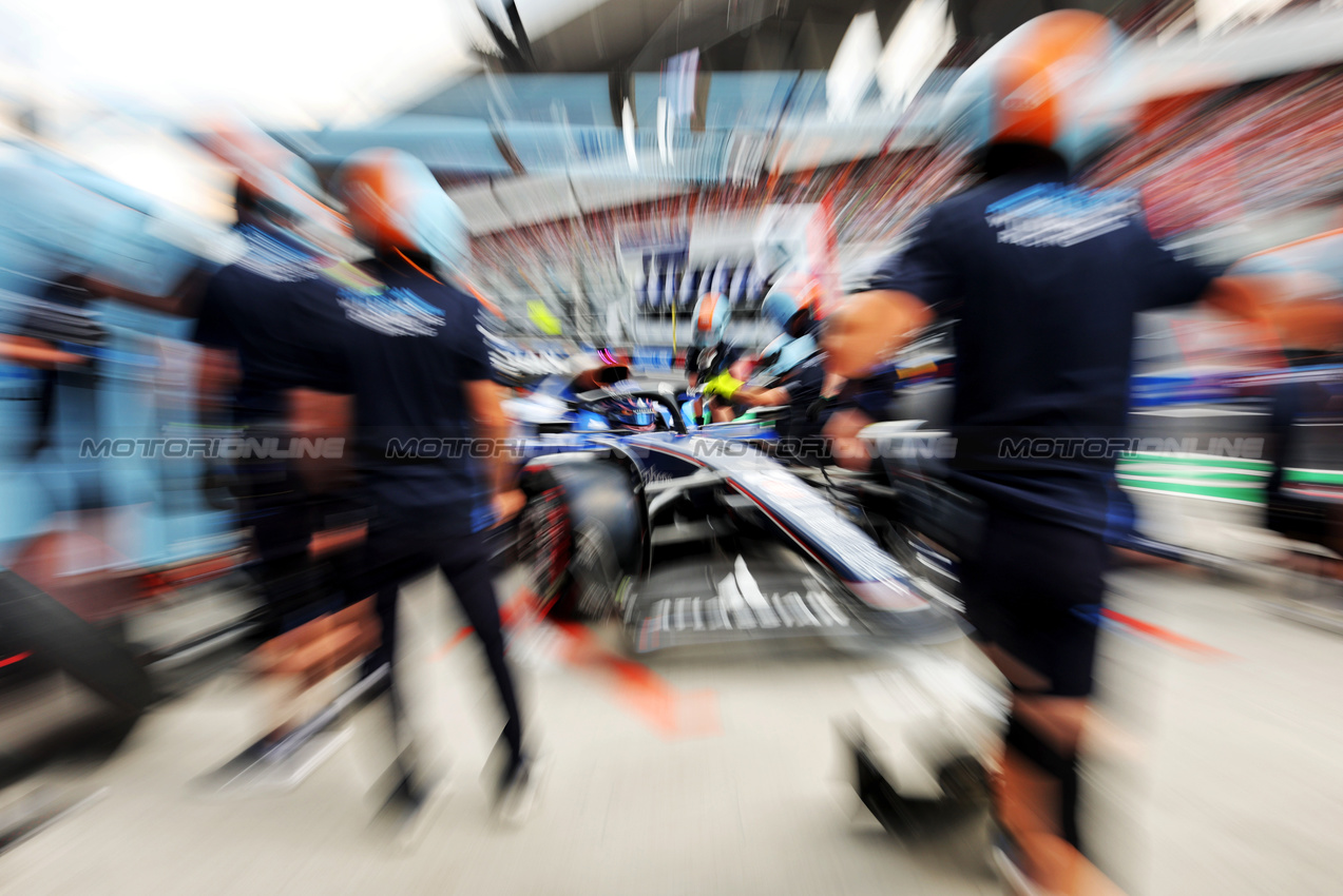 GP UNGHERIA, Alexander Albon (THA) Atlassian Williams Racing FW47 makes a pit stop.

02.08.2025. Formula 1 World Championship, Rd 14, Hungarian Grand Prix, Budapest, Hungary, Qualifiche Day.

- www.xpbimages.com, EMail: requests@xpbimages.com © Copyright: Bearne / XPB Images