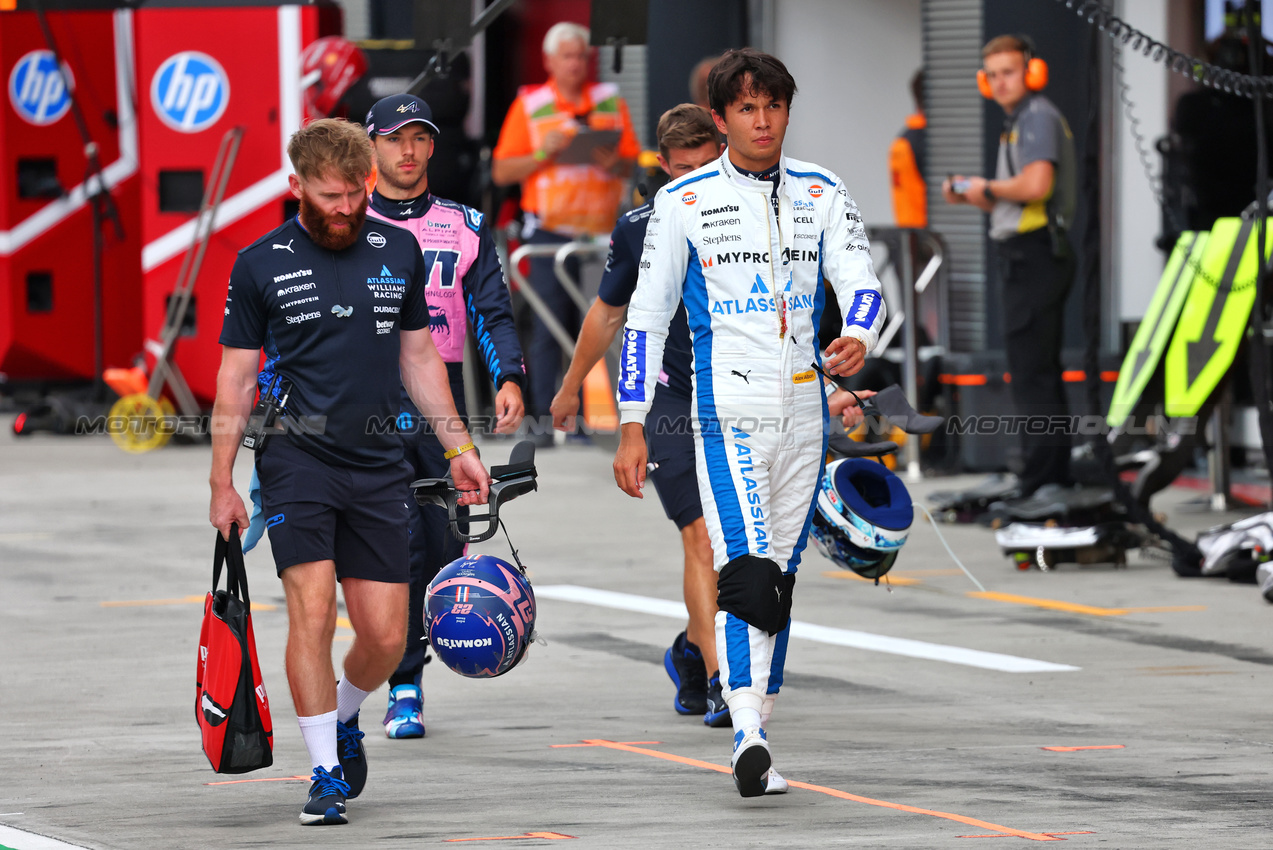 GP UNGHERIA, Alexander Albon (THA) Atlassian Williams Racing with Patrick Harding (GBR) Atlassian Williams Racing Personal Trainer.

02.08.2025. Formula 1 World Championship, Rd 14, Hungarian Grand Prix, Budapest, Hungary, Qualifiche Day.

- www.xpbimages.com, EMail: requests@xpbimages.com © Copyright: Batchelor / XPB Images