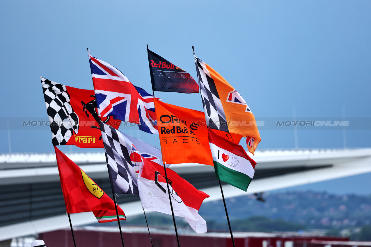 GP UNGHERIA, Circuit Atmosfera - fans e flags in the grandstand.

02.08.2025. Formula 1 World Championship, Rd 14, Hungarian Grand Prix, Budapest, Hungary, Qualifiche Day.

- www.xpbimages.com, EMail: requests@xpbimages.com © Copyright: Moy / XPB Images