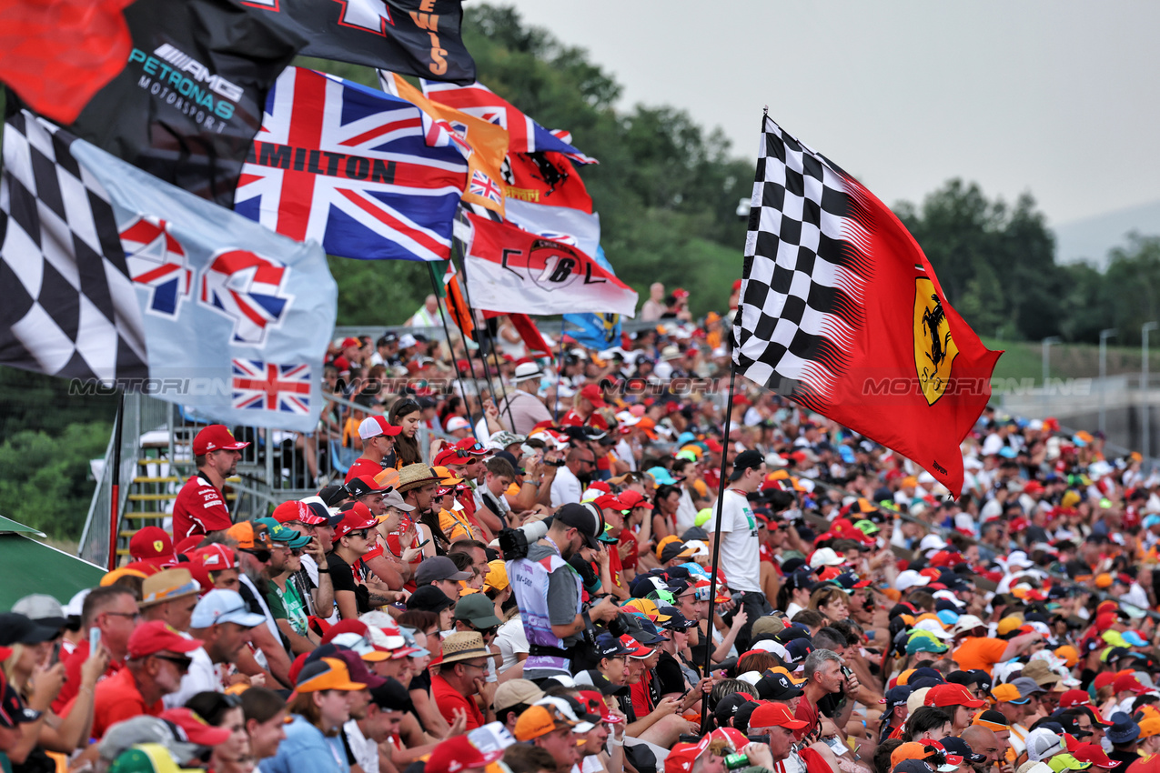 GP UNGHERIA, Circuit Atmosfera - fans e flags in the grandstand.

02.08.2025. Formula 1 World Championship, Rd 14, Hungarian Grand Prix, Budapest, Hungary, Qualifiche Day.

- www.xpbimages.com, EMail: requests@xpbimages.com © Copyright: Moy / XPB Images