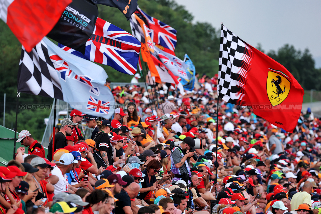 GP UNGHERIA, Circuit Atmosfera - fans e flags in the grandstand.

02.08.2025. Formula 1 World Championship, Rd 14, Hungarian Grand Prix, Budapest, Hungary, Qualifiche Day.

- www.xpbimages.com, EMail: requests@xpbimages.com © Copyright: Moy / XPB Images