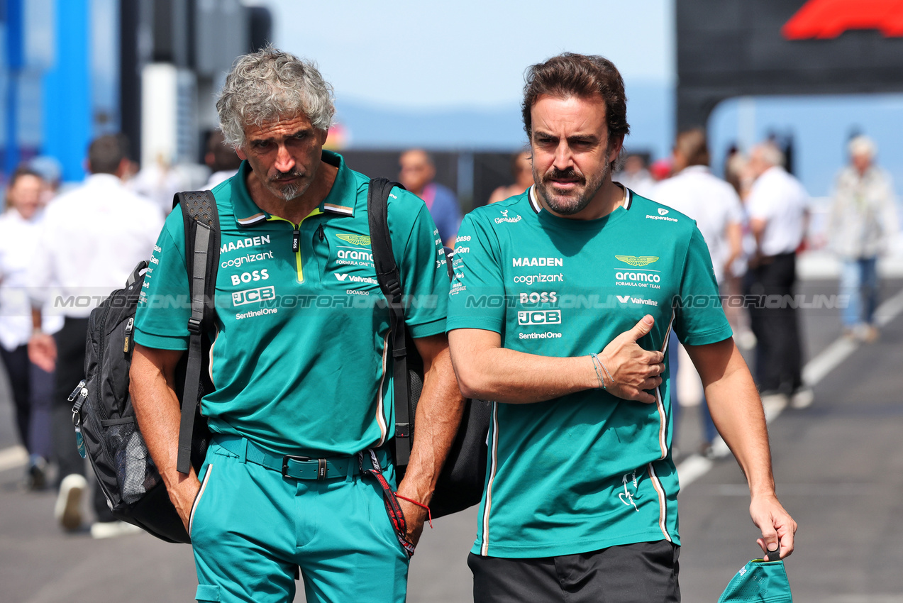GP UNGHERIA, (L to R): Edoardo Bendinelli (ITA) Aston Martin F1 Team Personal Trainer with Fernando Alonso (ESP) Aston Martin F1 Team.

02.08.2025. Formula 1 World Championship, Rd 14, Hungarian Grand Prix, Budapest, Hungary, Qualifiche Day.

- www.xpbimages.com, EMail: requests@xpbimages.com © Copyright: Bearne / XPB Images