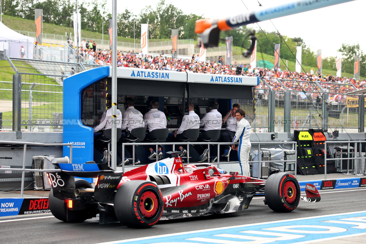 GP UNGHERIA, Carlos Sainz (ESP) Atlassian Williams Racing, passed by Charles Leclerc (MON) Ferrari SF-25.

02.08.2025. Formula 1 World Championship, Rd 14, Hungarian Grand Prix, Budapest, Hungary, Qualifiche Day.

- www.xpbimages.com, EMail: requests@xpbimages.com © Copyright: Bearne / XPB Images