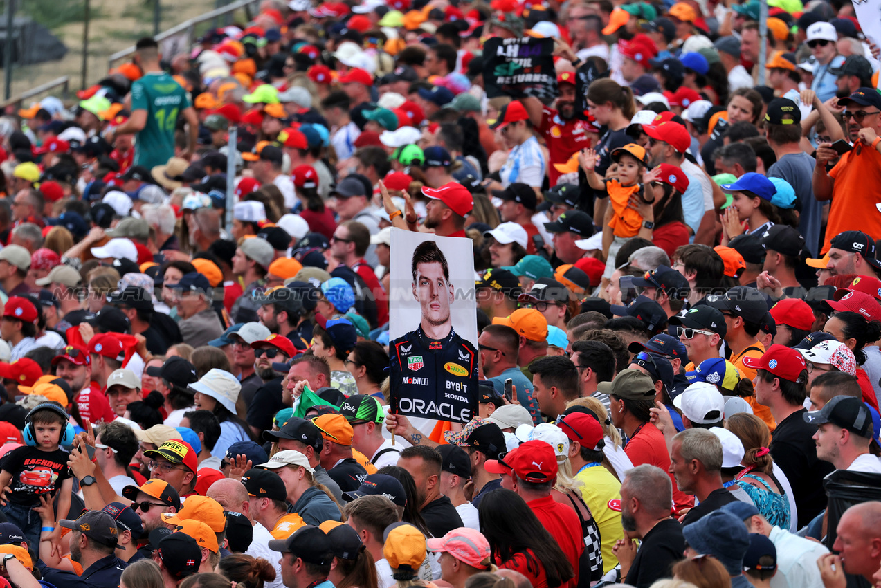 GP UNGHERIA, Circuit Atmosfera - fans in the grandstand.

02.08.2025. Formula 1 World Championship, Rd 14, Hungarian Grand Prix, Budapest, Hungary, Qualifiche Day.

- www.xpbimages.com, EMail: requests@xpbimages.com © Copyright: Moy / XPB Images