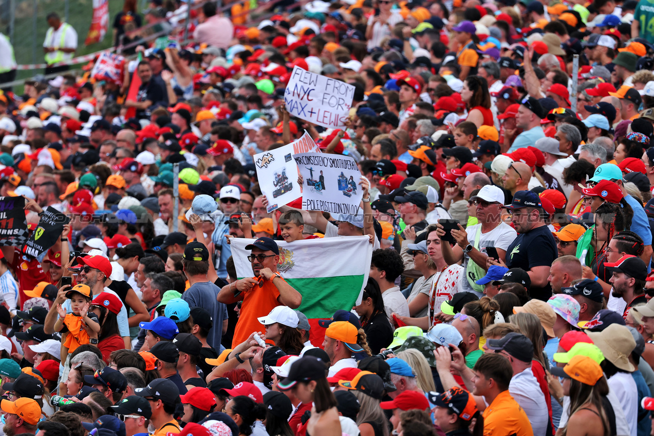 GP UNGHERIA, Circuit Atmosfera - fans in the grandstand.

02.08.2025. Formula 1 World Championship, Rd 14, Hungarian Grand Prix, Budapest, Hungary, Qualifiche Day.

- www.xpbimages.com, EMail: requests@xpbimages.com © Copyright: Moy / XPB Images