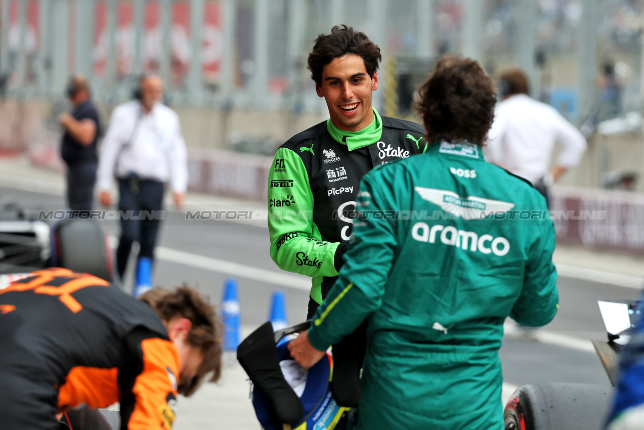GP UNGHERIA, Gabriel Bortoleto (BRA) Sauber celebrates in qualifying parc ferme with his manager Fernando Alonso (ESP) Aston Martin F1 Team.

02.08.2025. Formula 1 World Championship, Rd 14, Hungarian Grand Prix, Budapest, Hungary, Qualifiche Day.

- www.xpbimages.com, EMail: requests@xpbimages.com © Copyright: Charniaux / XPB Images