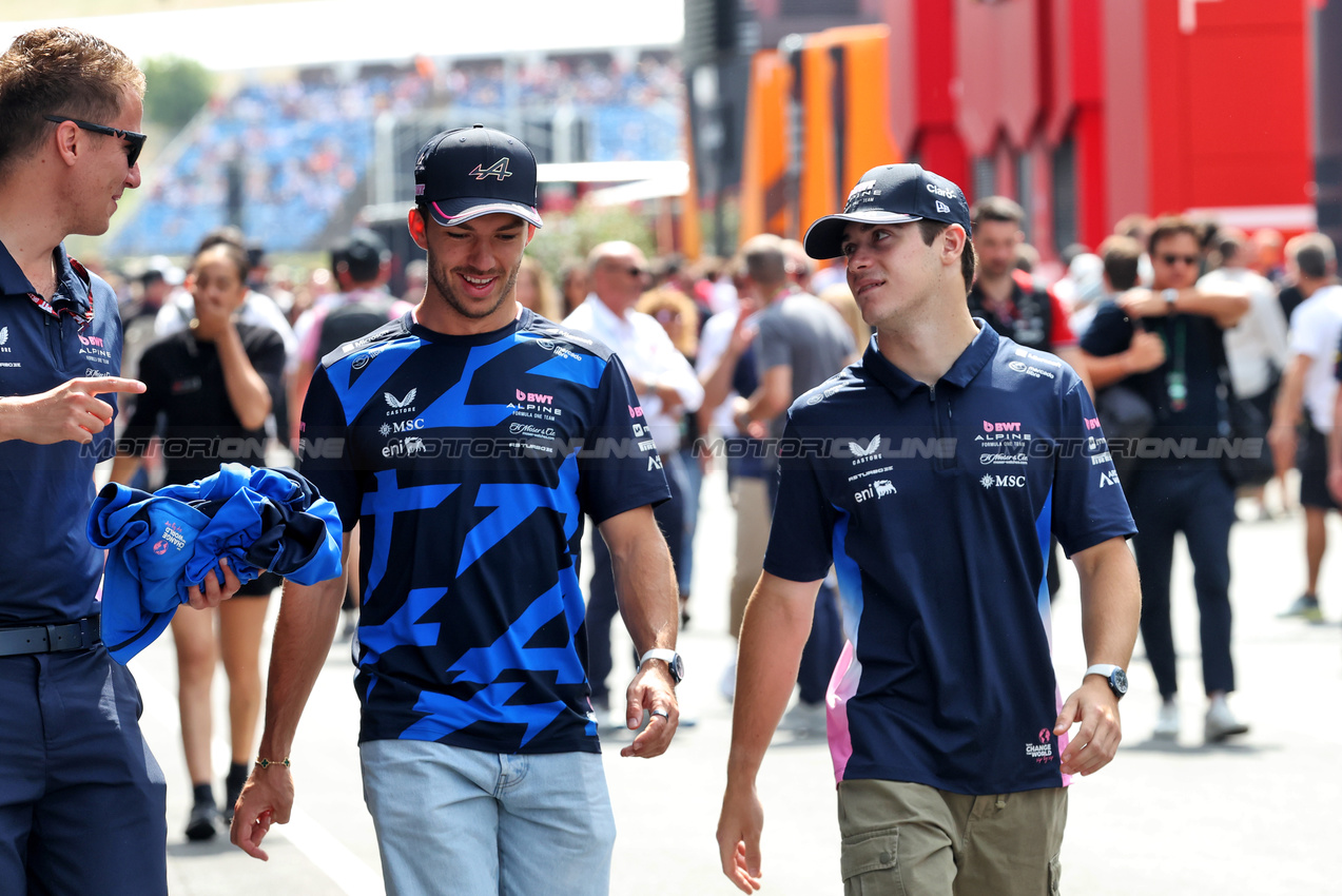 GP UNGHERIA, (L to R): James Lloyd (GBR) Alpine F1 Team Senior Communications Manager with Pierre Gasly (FRA) Alpine F1 Team e Franco Colapinto (ARG) Alpine F1 Team.

02.08.2025. Formula 1 World Championship, Rd 14, Hungarian Grand Prix, Budapest, Hungary, Qualifiche Day.

- www.xpbimages.com, EMail: requests@xpbimages.com © Copyright: Bearne / XPB Images