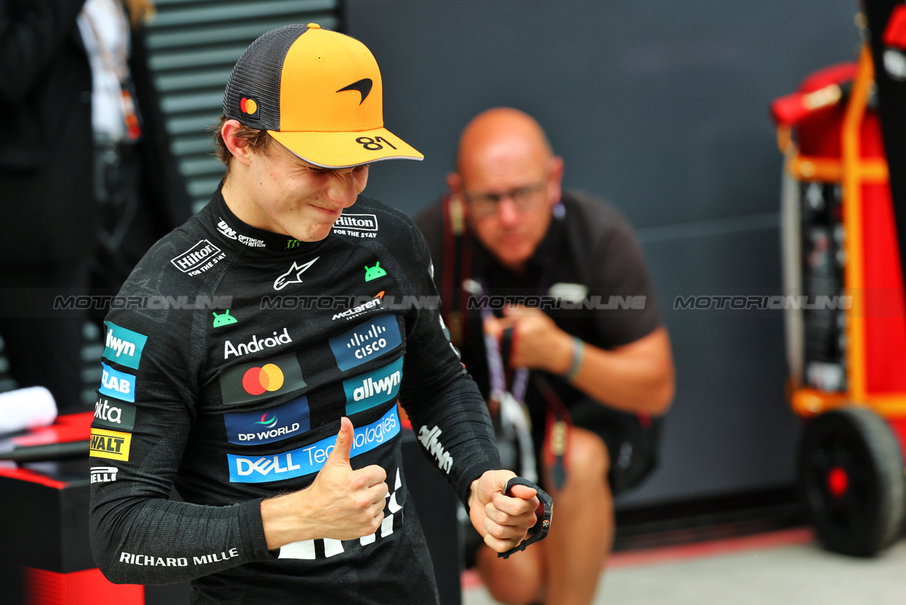 GP UNGHERIA, Oscar Piastri (AUS) McLaren celebrates his second position in qualifying parc ferme.

02.08.2025. Formula 1 World Championship, Rd 14, Hungarian Grand Prix, Budapest, Hungary, Qualifiche Day.

- www.xpbimages.com, EMail: requests@xpbimages.com © Copyright: Batchelor / XPB Images
