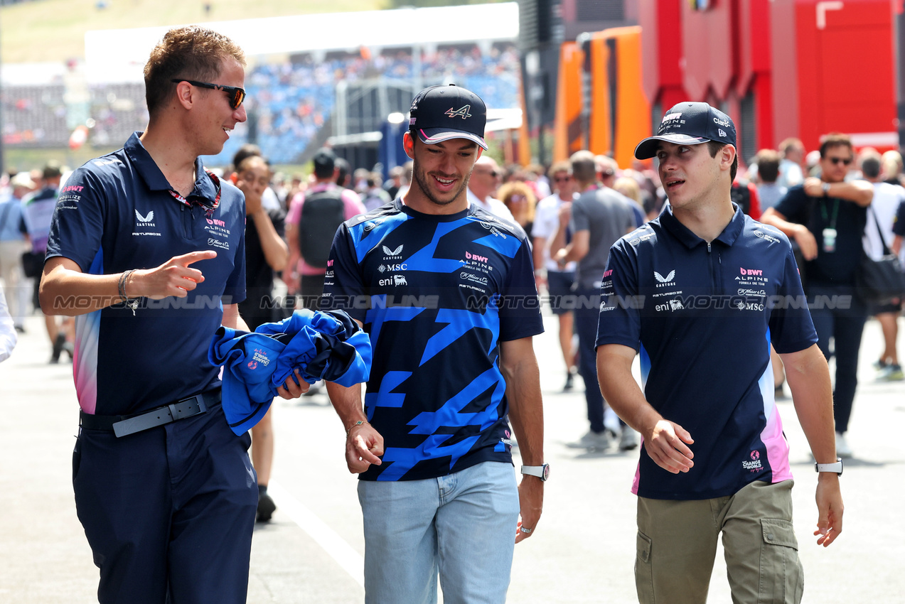 GP UNGHERIA, (L to R): James Lloyd (GBR) Alpine F1 Team Senior Communications Manager with Pierre Gasly (FRA) Alpine F1 Team e Franco Colapinto (ARG) Alpine F1 Team.

02.08.2025. Formula 1 World Championship, Rd 14, Hungarian Grand Prix, Budapest, Hungary, Qualifiche Day.

- www.xpbimages.com, EMail: requests@xpbimages.com © Copyright: Bearne / XPB Images
