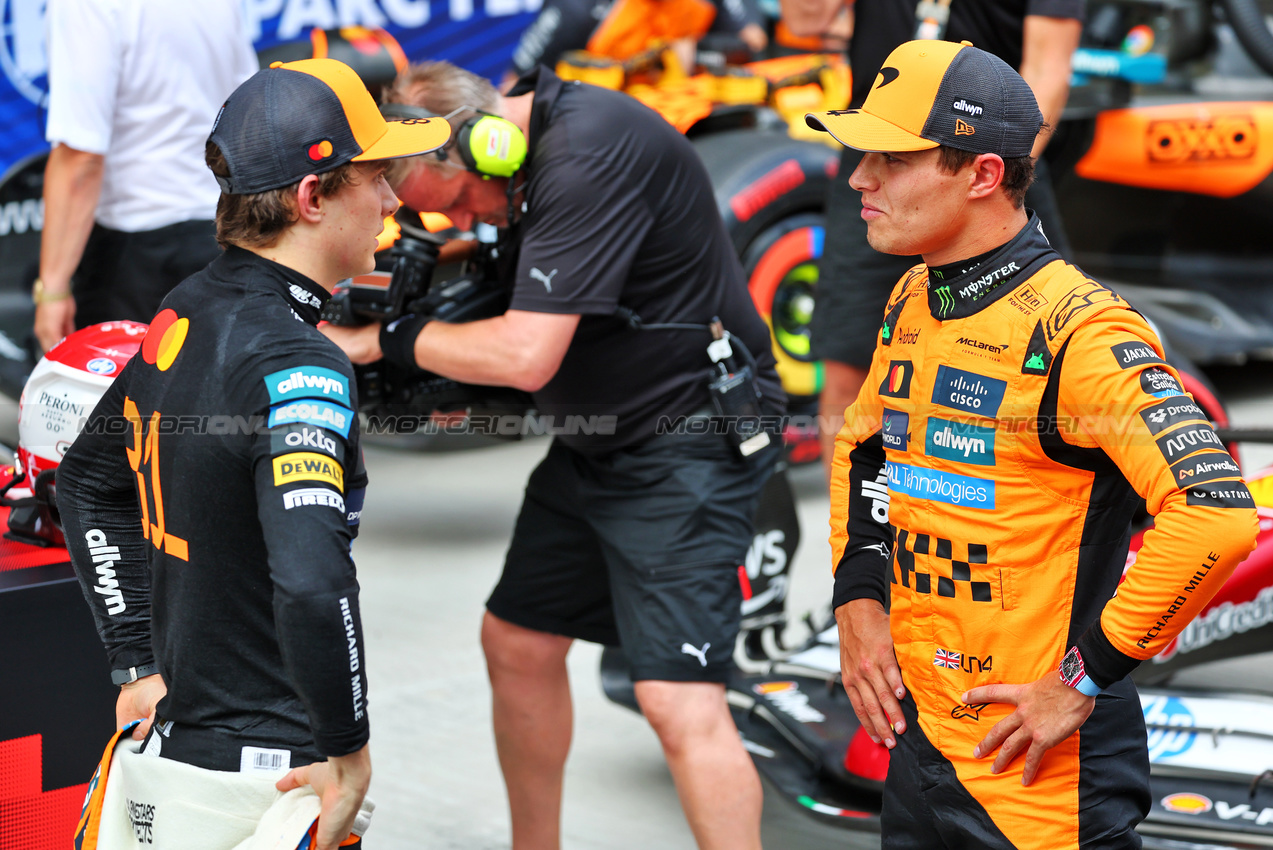 GP UNGHERIA, (L to R): Second placed Oscar Piastri (AUS) McLaren in qualifying parc ferme with third placed team mate Lando Norris (GBR) McLaren.

02.08.2025. Formula 1 World Championship, Rd 14, Hungarian Grand Prix, Budapest, Hungary, Qualifiche Day.

- www.xpbimages.com, EMail: requests@xpbimages.com © Copyright: Batchelor / XPB Images