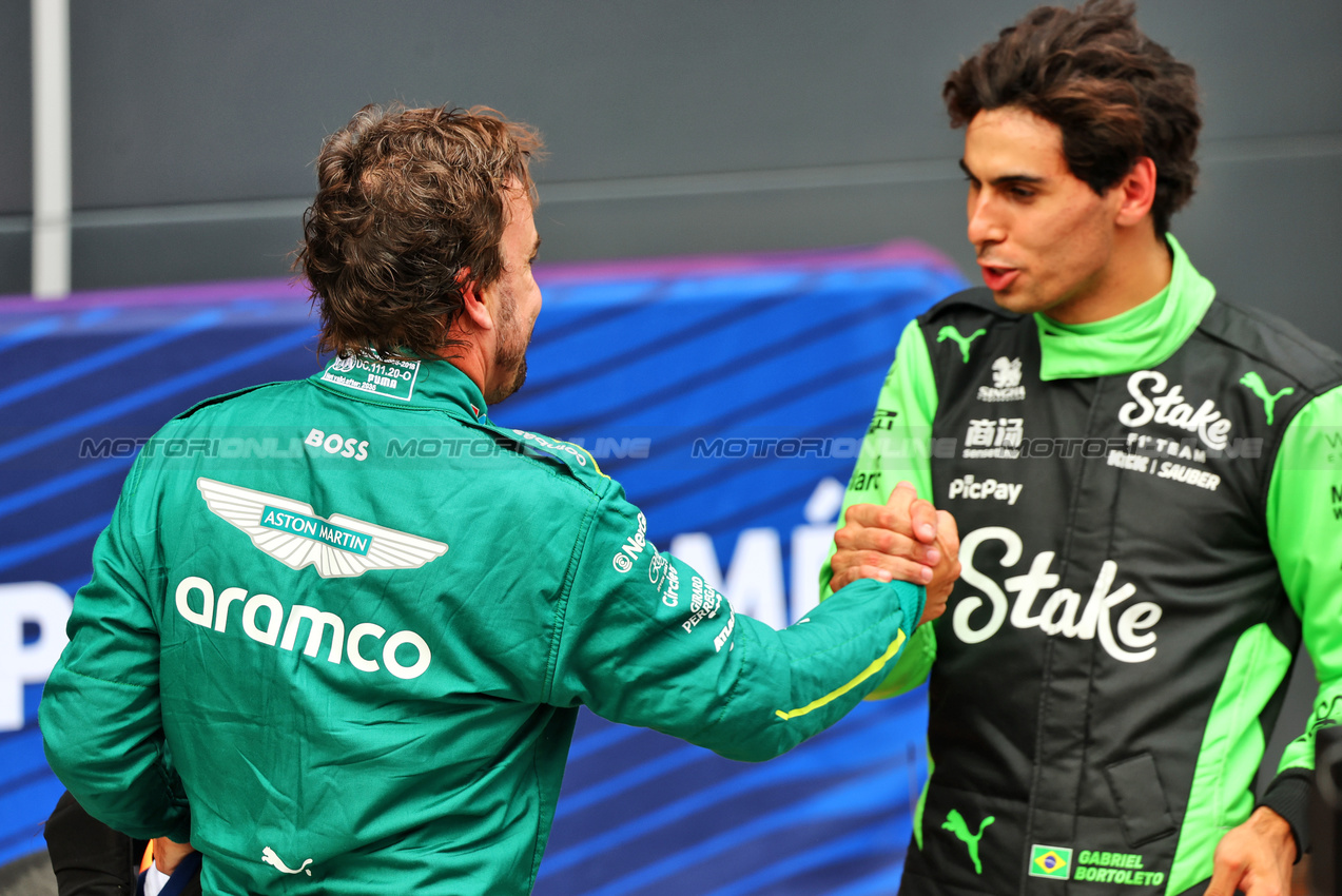 GP UNGHERIA, (L to R): Fernando Alonso (ESP) Aston Martin F1 Team celebrates with Gabriel Bortoleto (BRA) Sauber in qualifying parc ferme.

02.08.2025. Formula 1 World Championship, Rd 14, Hungarian Grand Prix, Budapest, Hungary, Qualifiche Day.

- www.xpbimages.com, EMail: requests@xpbimages.com © Copyright: Batchelor / XPB Images