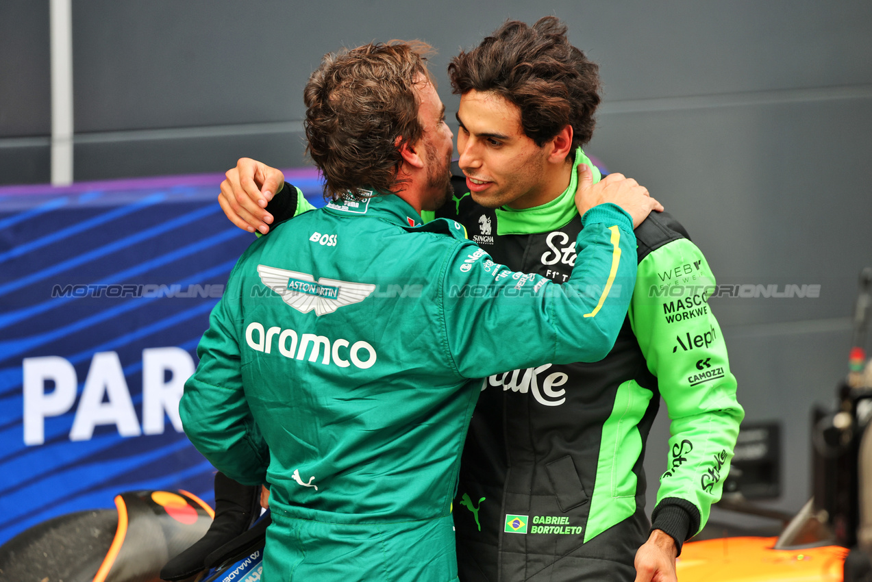 GP UNGHERIA, (L to R): Fernando Alonso (ESP) Aston Martin F1 Team celebrates with Gabriel Bortoleto (BRA) Sauber in qualifying parc ferme.

02.08.2025. Formula 1 World Championship, Rd 14, Hungarian Grand Prix, Budapest, Hungary, Qualifiche Day.

- www.xpbimages.com, EMail: requests@xpbimages.com © Copyright: Batchelor / XPB Images