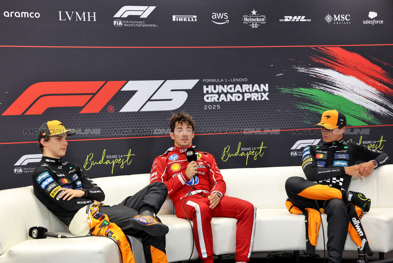 GP UNGHERIA, (L to R): Oscar Piastri (AUS) McLaren; Charles Leclerc (MON) Ferrari; e Lando Norris (GBR) McLaren, in the post qualifying FIA Press Conference.

02.08.2025. Formula 1 World Championship, Rd 14, Hungarian Grand Prix, Budapest, Hungary, Qualifiche Day.

- www.xpbimages.com, EMail: requests@xpbimages.com © Copyright: Bearne / XPB Images