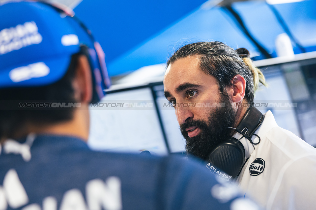 GP UNGHERIA, Stefano Nitti (ITA) Atlassian Williams Racing Senior Trackside Aerodynamic Performance Engineer with Alexander Albon (THA) Atlassian Williams Racing.

02.08.2025. Formula 1 World Championship, Rd 14, Hungarian Grand Prix, Budapest, Hungary, Qualifiche Day.

- www.xpbimages.com, EMail: requests@xpbimages.com © Copyright: Bearne / XPB Images