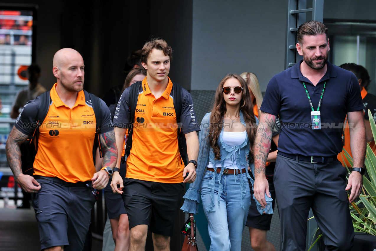 GP UNGHERIA, Oscar Piastri (AUS) McLaren with Domenica Lily Zneimer (GBR).

02.08.2025. Formula 1 World Championship, Rd 14, Hungarian Grand Prix, Budapest, Hungary, Qualifiche Day.

- www.xpbimages.com, EMail: requests@xpbimages.com © Copyright: Moy / XPB Images
