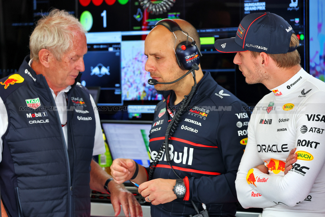 GP UNGHERIA, (L to R): Dr Helmut Marko (AUT) Red Bull Motorsport Consultant with Gianpiero Lambiase (ITA) Red Bull Racing Head of Racing e Max Verstappen (NLD) Red Bull Racing.

02.08.2025. Formula 1 World Championship, Rd 14, Hungarian Grand Prix, Budapest, Hungary, Qualifiche Day.

- www.xpbimages.com, EMail: requests@xpbimages.com © Copyright: Batchelor / XPB Images