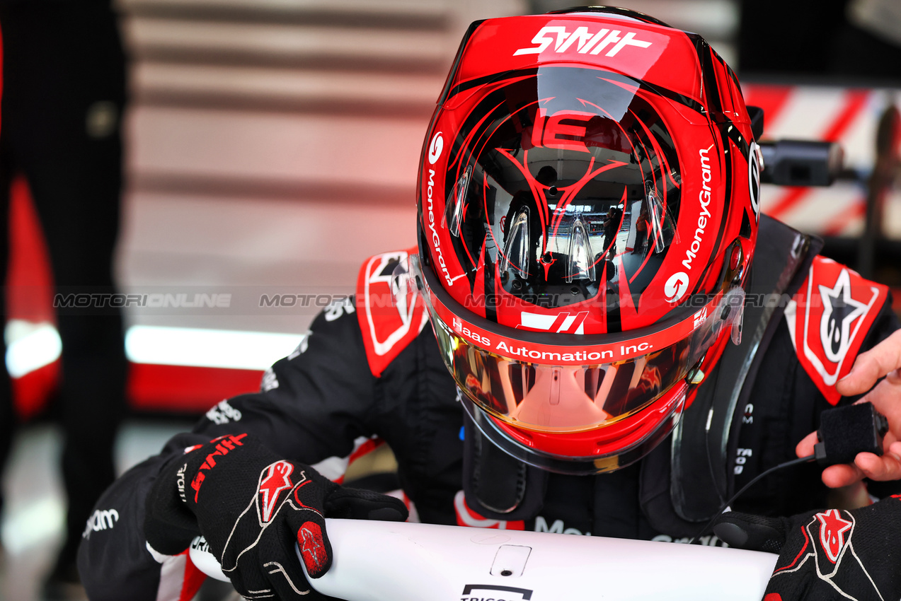 GP UNGHERIA, Esteban Ocon (FRA) Haas VF-25.

02.08.2025. Formula 1 World Championship, Rd 14, Hungarian Grand Prix, Budapest, Hungary, Qualifiche Day.

- www.xpbimages.com, EMail: requests@xpbimages.com © Copyright: Batchelor / XPB Images