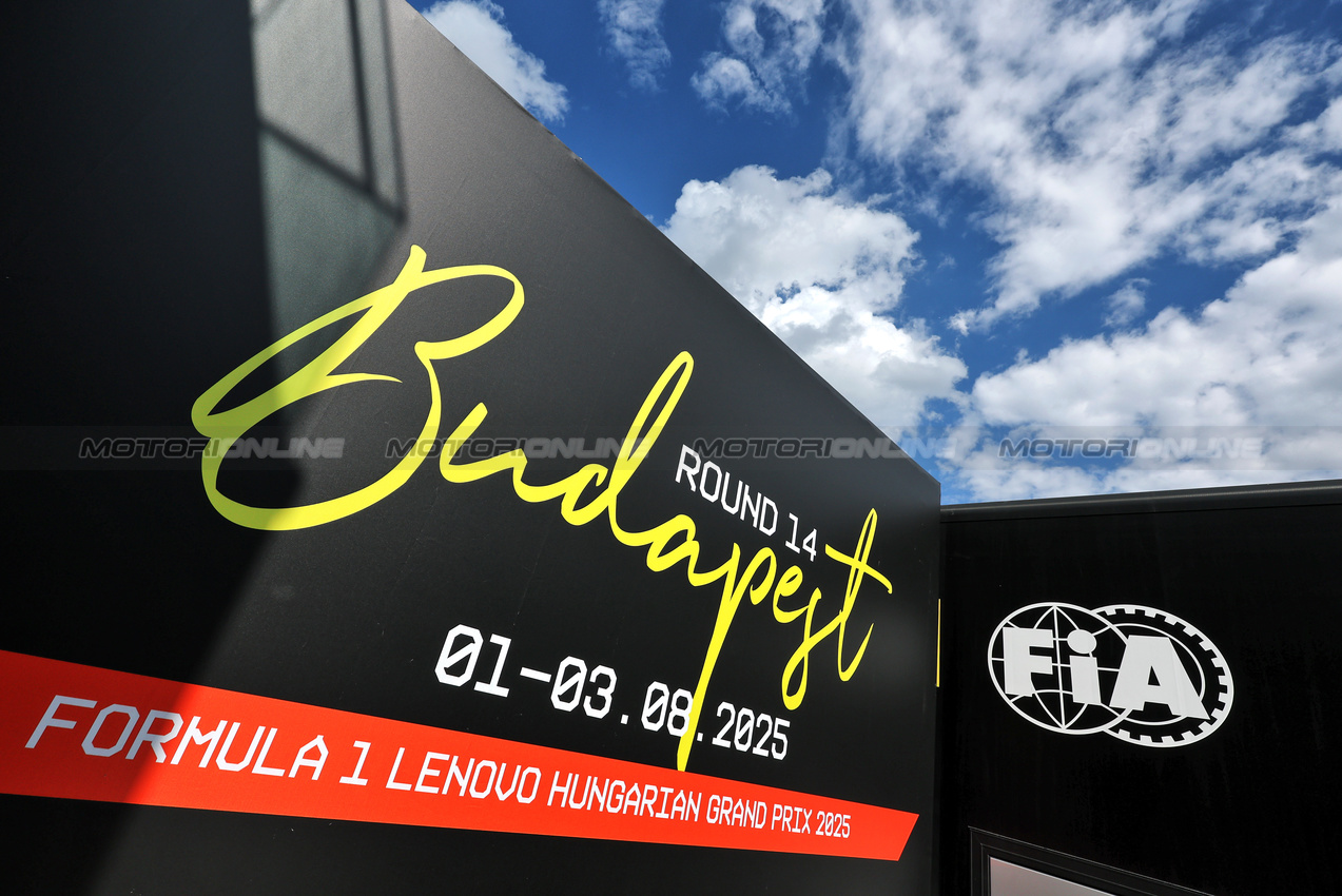 GP UNGHERIA, Circuit Atmosfera - Hungarian details e FIA logo.

01.08.2025. Formula 1 World Championship, Rd 14, Hungarian Grand Prix, Budapest, Hungary, Practice Day.

- www.xpbimages.com, EMail: requests@xpbimages.com © Copyright: Moy / XPB Images