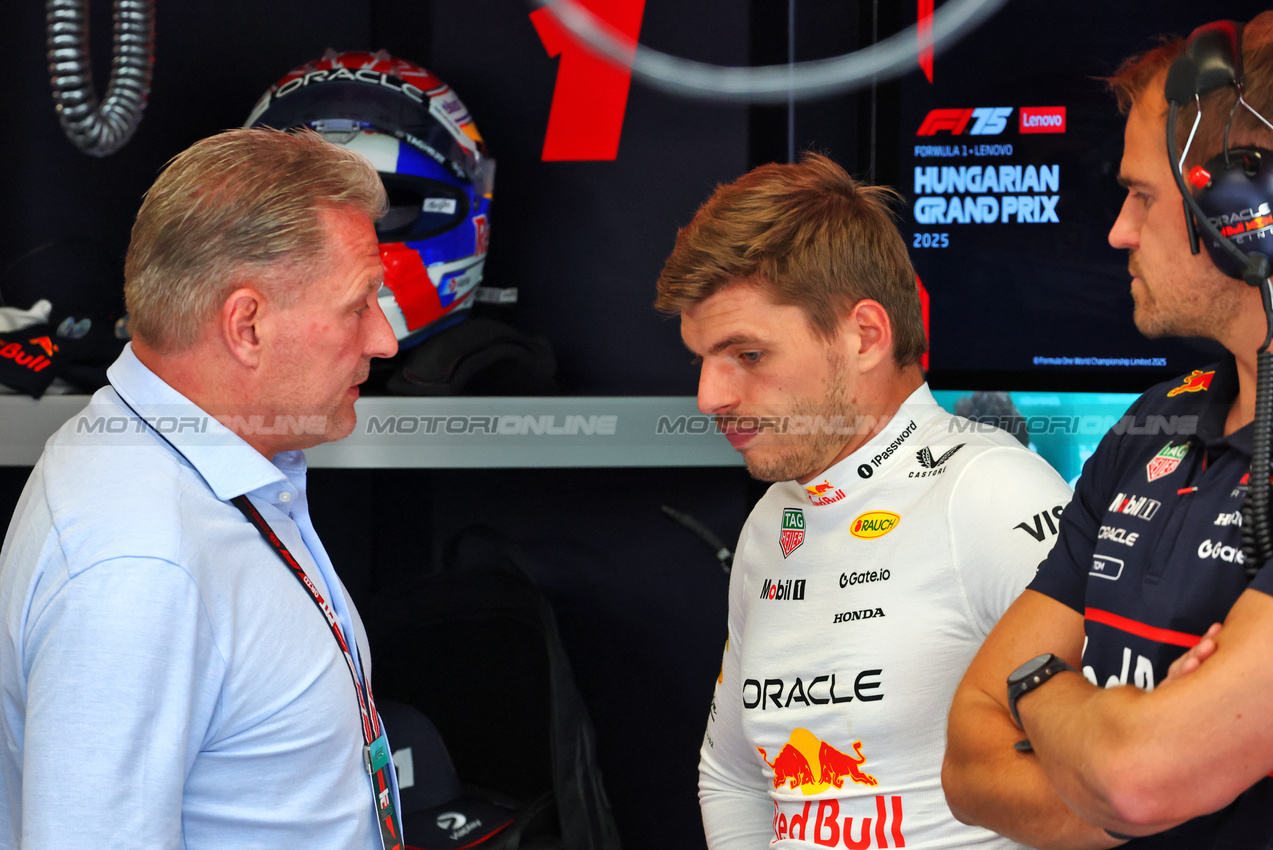 GP UNGHERIA, (L to R): Jos Verstappen (NLD) with his son Max Verstappen (NLD) Red Bull Racing.

01.08.2025. Formula 1 World Championship, Rd 14, Hungarian Grand Prix, Budapest, Hungary, Practice Day.

- www.xpbimages.com, EMail: requests@xpbimages.com © Copyright: Batchelor / XPB Images