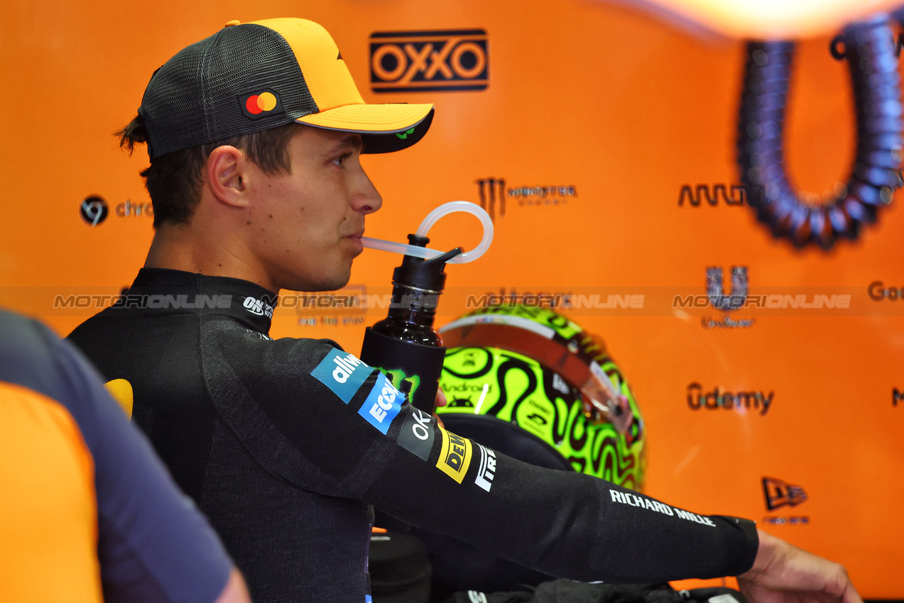 GP UNGHERIA, Lando Norris (GBR) McLaren.

01.08.2025. Formula 1 World Championship, Rd 14, Hungarian Grand Prix, Budapest, Hungary, Practice Day.

- www.xpbimages.com, EMail: requests@xpbimages.com © Copyright: Batchelor / XPB Images