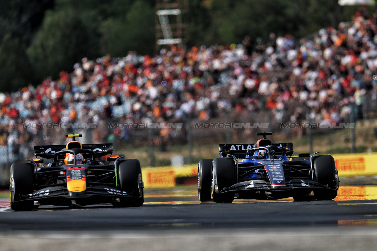 GP UNGHERIA, Yuki Tsunoda (JPN) Red Bull Racing RB21 e Alexander Albon (THA) Atlassian Williams Racing FW47.

01.08.2025. Formula 1 World Championship, Rd 14, Hungarian Grand Prix, Budapest, Hungary, Practice Day.

- www.xpbimages.com, EMail: requests@xpbimages.com © Copyright: Charniaux / XPB Images