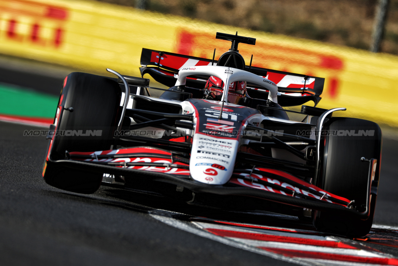 GP UNGHERIA, Esteban Ocon (FRA) Haas VF-25.

01.08.2025. Formula 1 World Championship, Rd 14, Hungarian Grand Prix, Budapest, Hungary, Practice Day.

- www.xpbimages.com, EMail: requests@xpbimages.com © Copyright: Charniaux / XPB Images